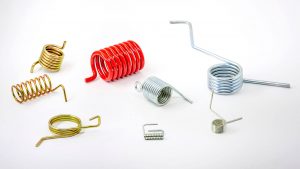 Molas de Torção Molas de torção são dispositivos mecânicos projetados para armazenar energia quando torcidos ao redor de um eixo. Elas são comumente usadas para criar torque e restaurar objetos à sua posição original quando uma força de torção é aplicada a eles e depois liberada.